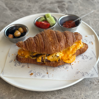 Sosis &amp; Çırpılmış Yumurtalı Kruvasan Sandviç