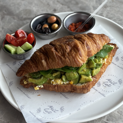 Avokado &amp; Çırpılmış Yumurtalı Kruvasan Sandviç